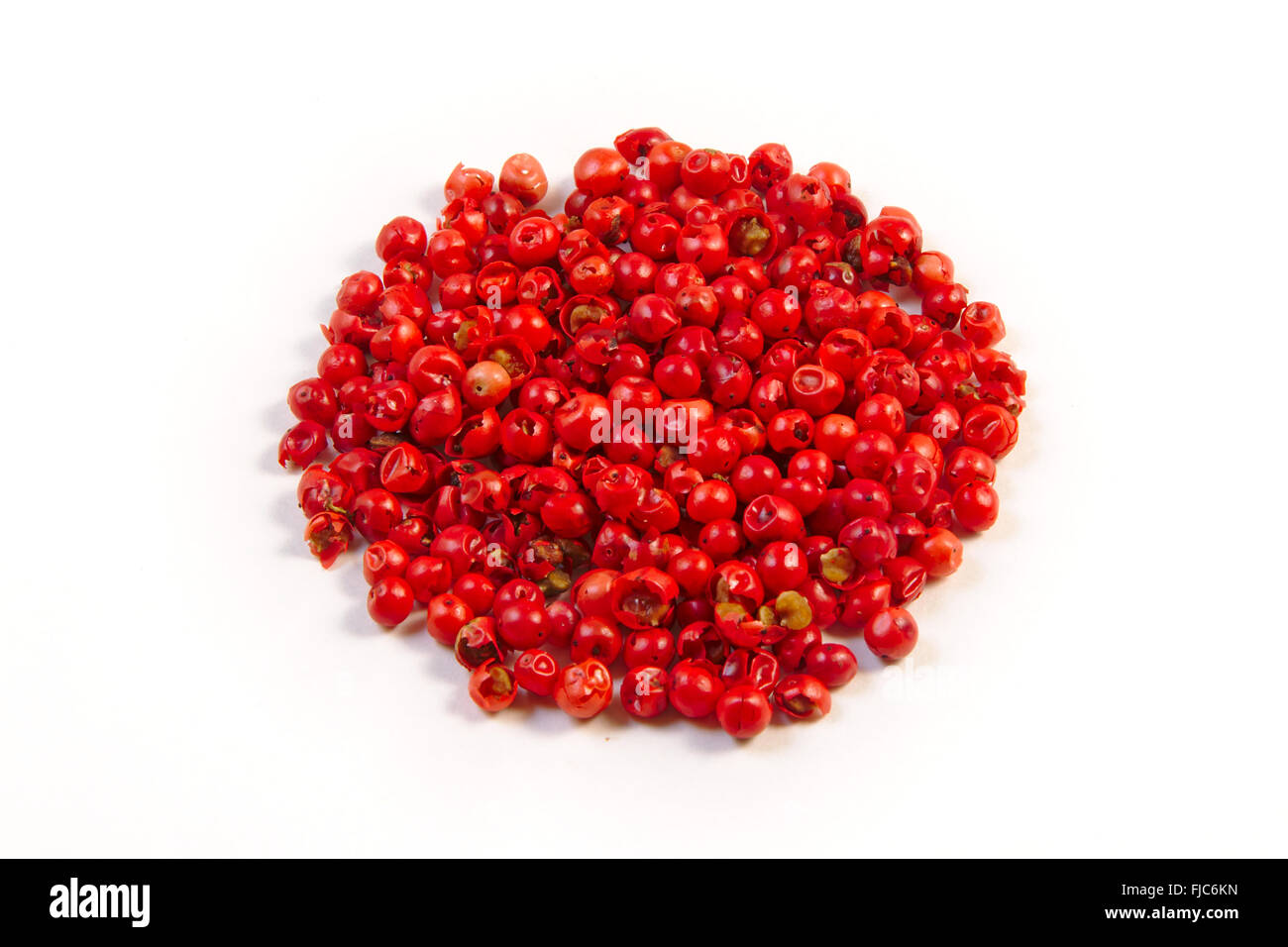 Pila di grani di pepe rosso, isolato su bianco Foto Stock