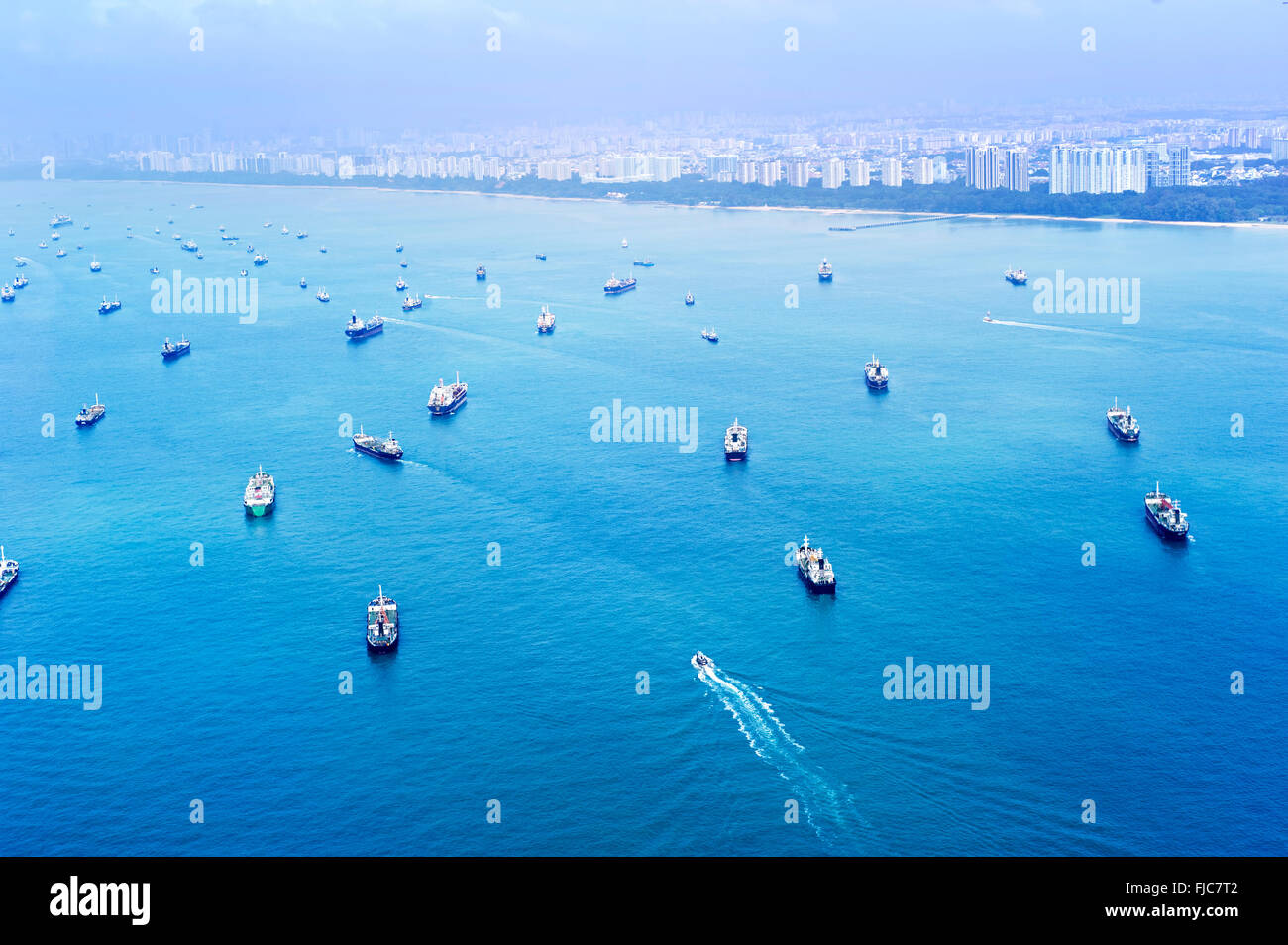 Vista aerea del carico delle navi nel porto di Singapore Foto Stock