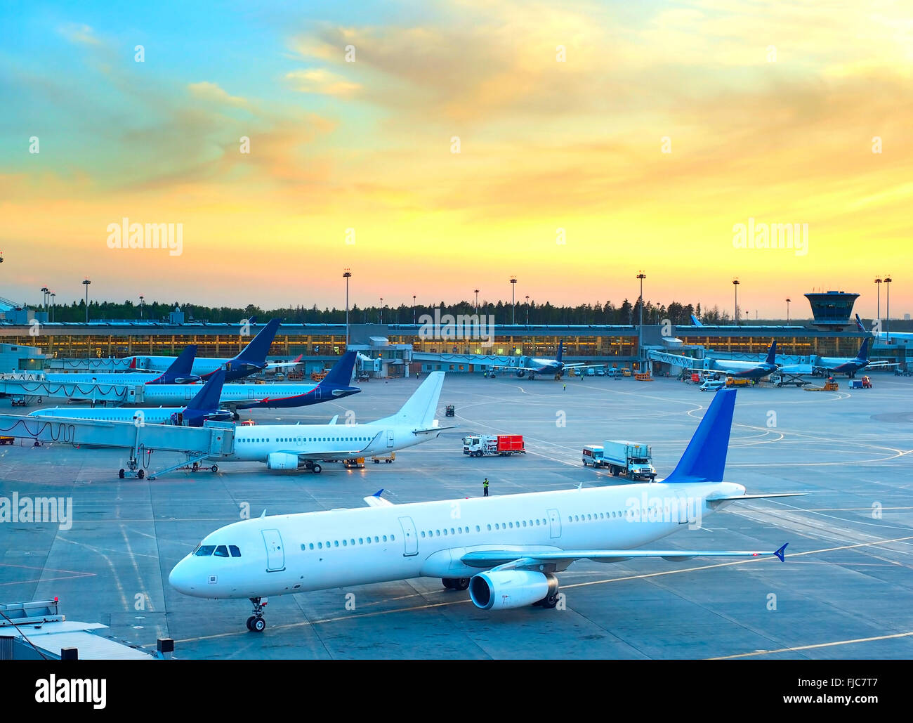 Aeroplano sotto carico in un aeroporto in un bel tramonto Foto Stock