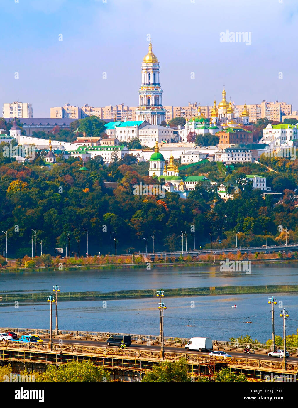 Paton bridge e Kiev Pechersk Lavra sullo sfondo. L'Ucraina Foto Stock