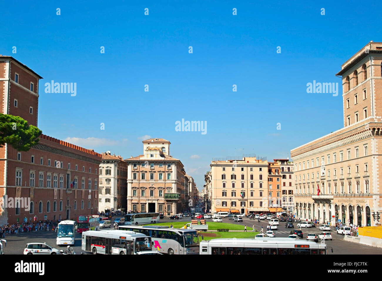 Il traffico a piazza Venezia - è il mozzo centrale di Roma, Italia Foto Stock
