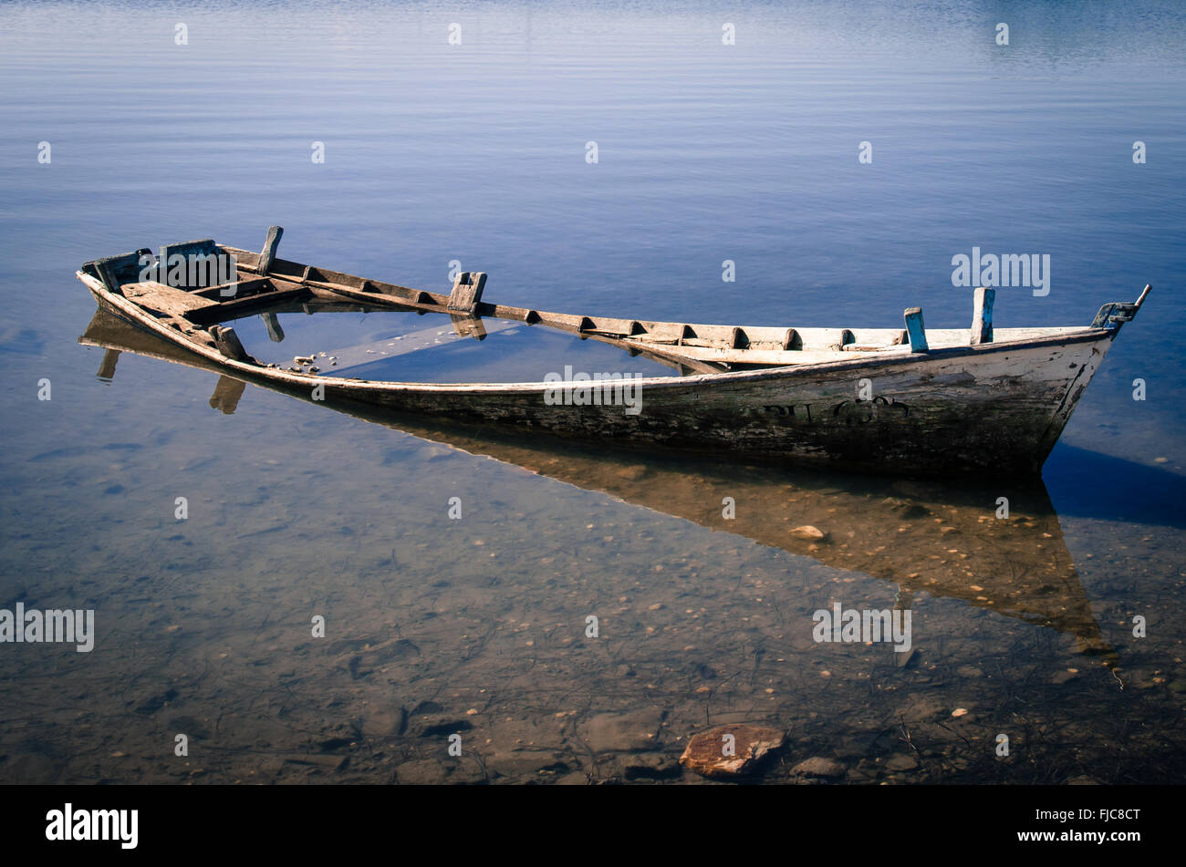 Poco in legno barca affondata nel mare Foto Stock