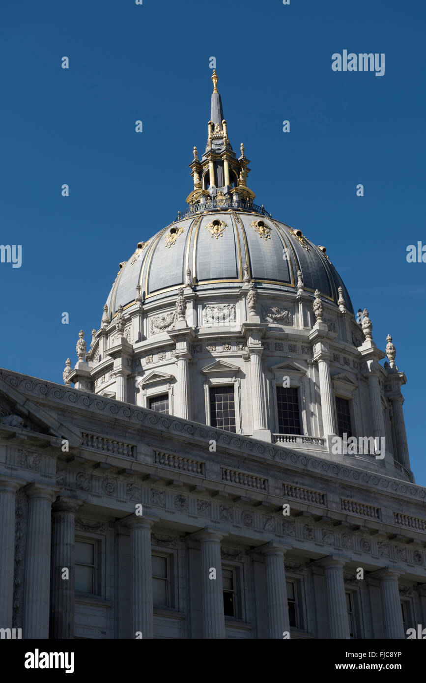La cupola centrale della città e della contea di San Francisco City Hall, presso il Centro Civico di San Francisco, California, Stati Uniti d'America Foto Stock