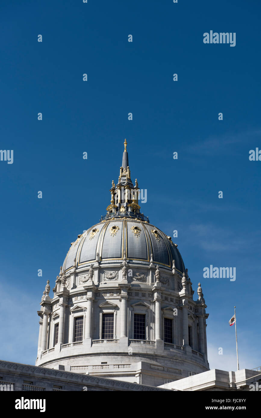 La cupola centrale della città e della contea di San Francisco City Hall, presso il Centro Civico di San Francisco, California, Stati Uniti d'America Foto Stock