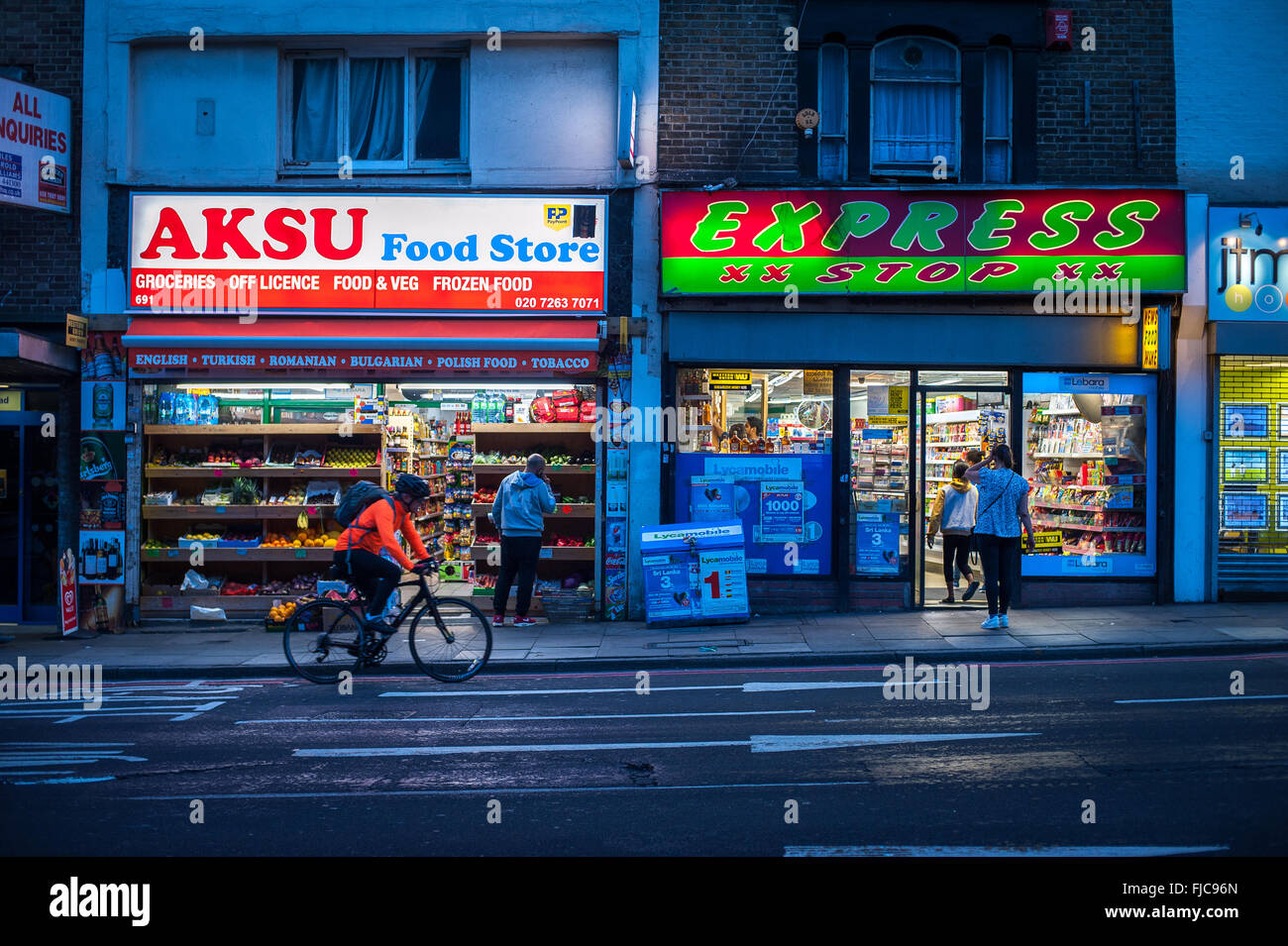 Archway corner shops, sera, nel nord di Londra Foto Stock