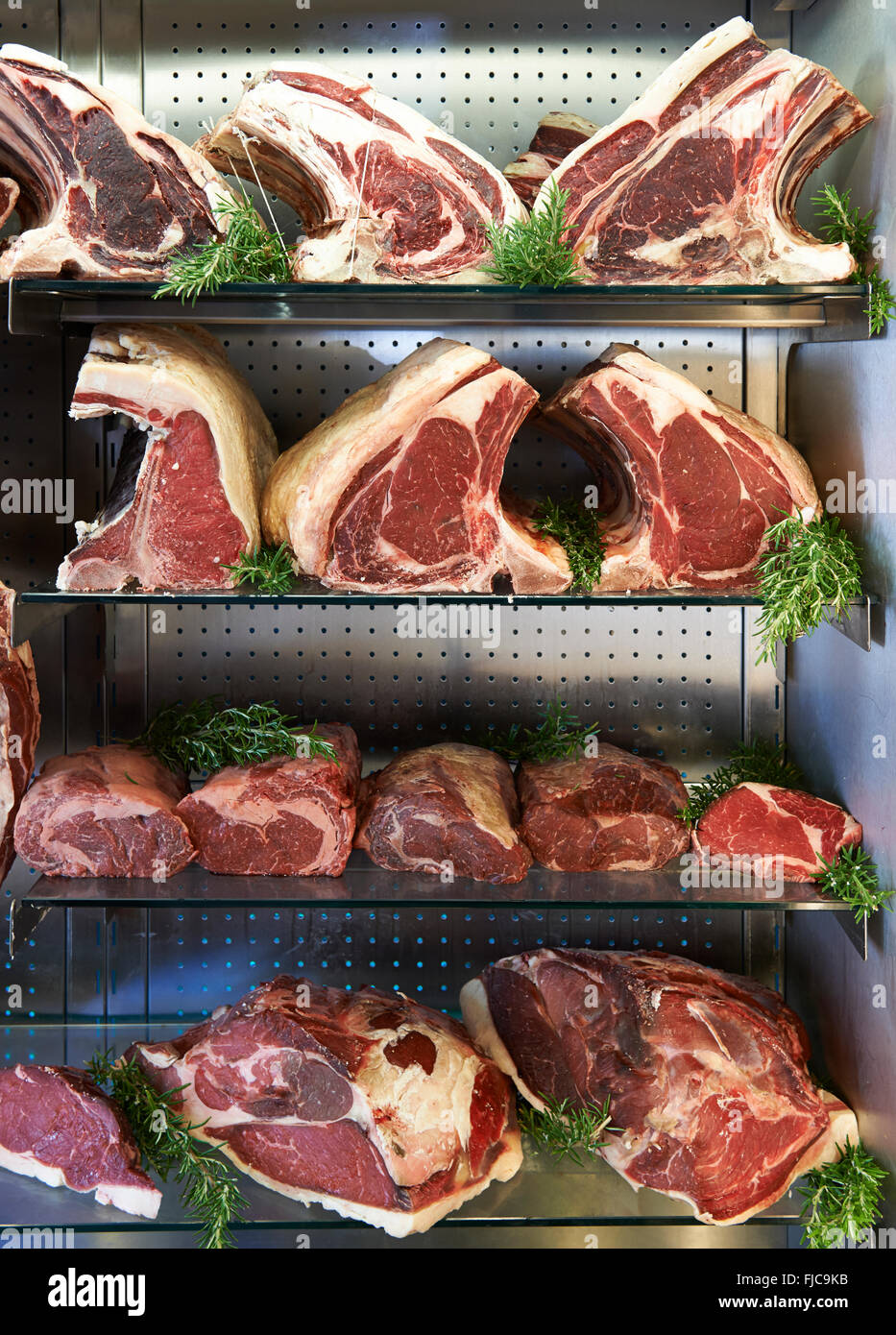 Visualizzare secca di carne stagionata nel negozio di macellaio Foto Stock