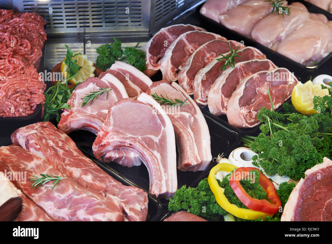 Visualizzazione delle carni fresche in macelleria Store Foto Stock