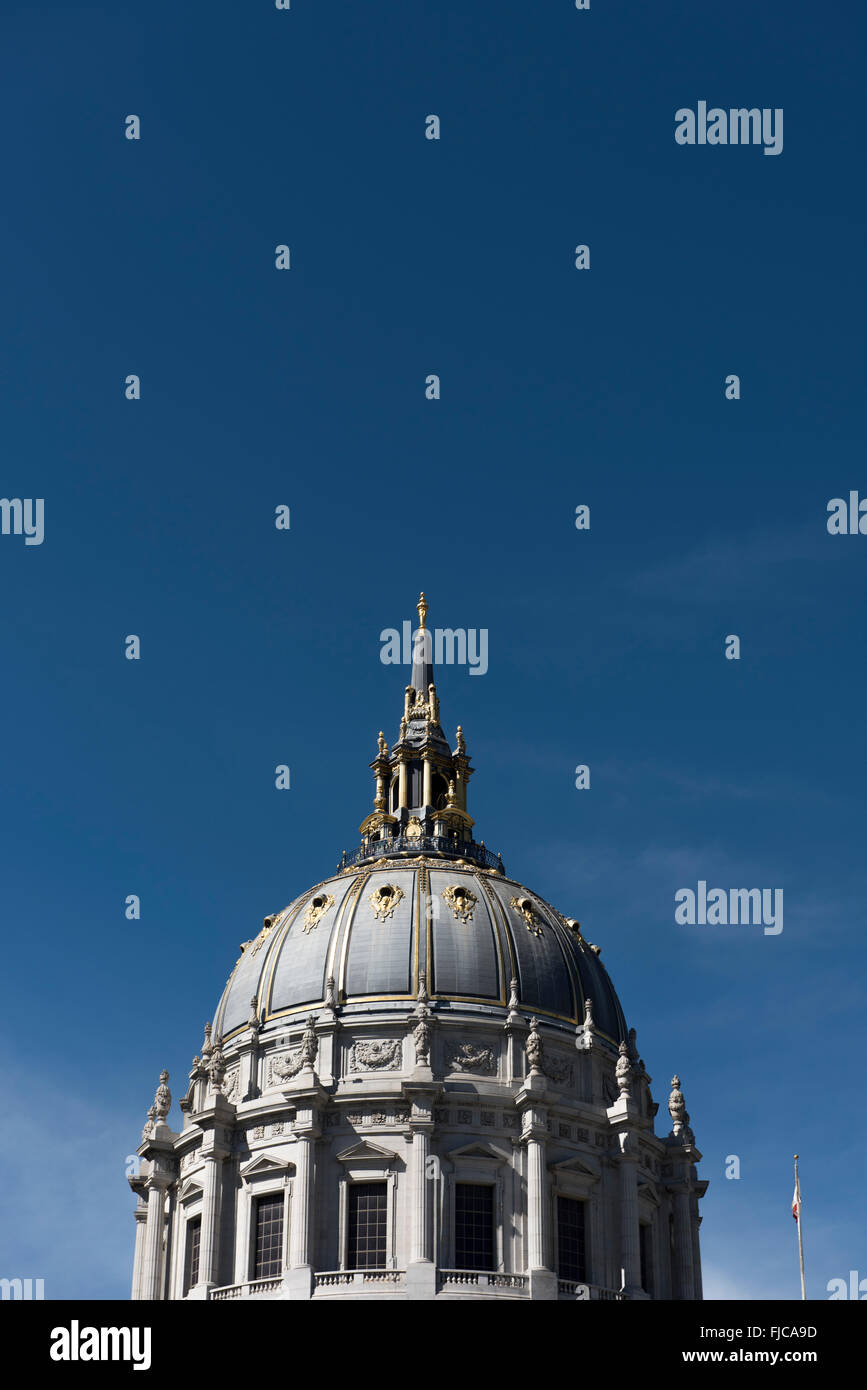 La cupola centrale della città e della contea di San Francisco City Hall, presso il Centro Civico di San Francisco, California, Stati Uniti d'America Foto Stock