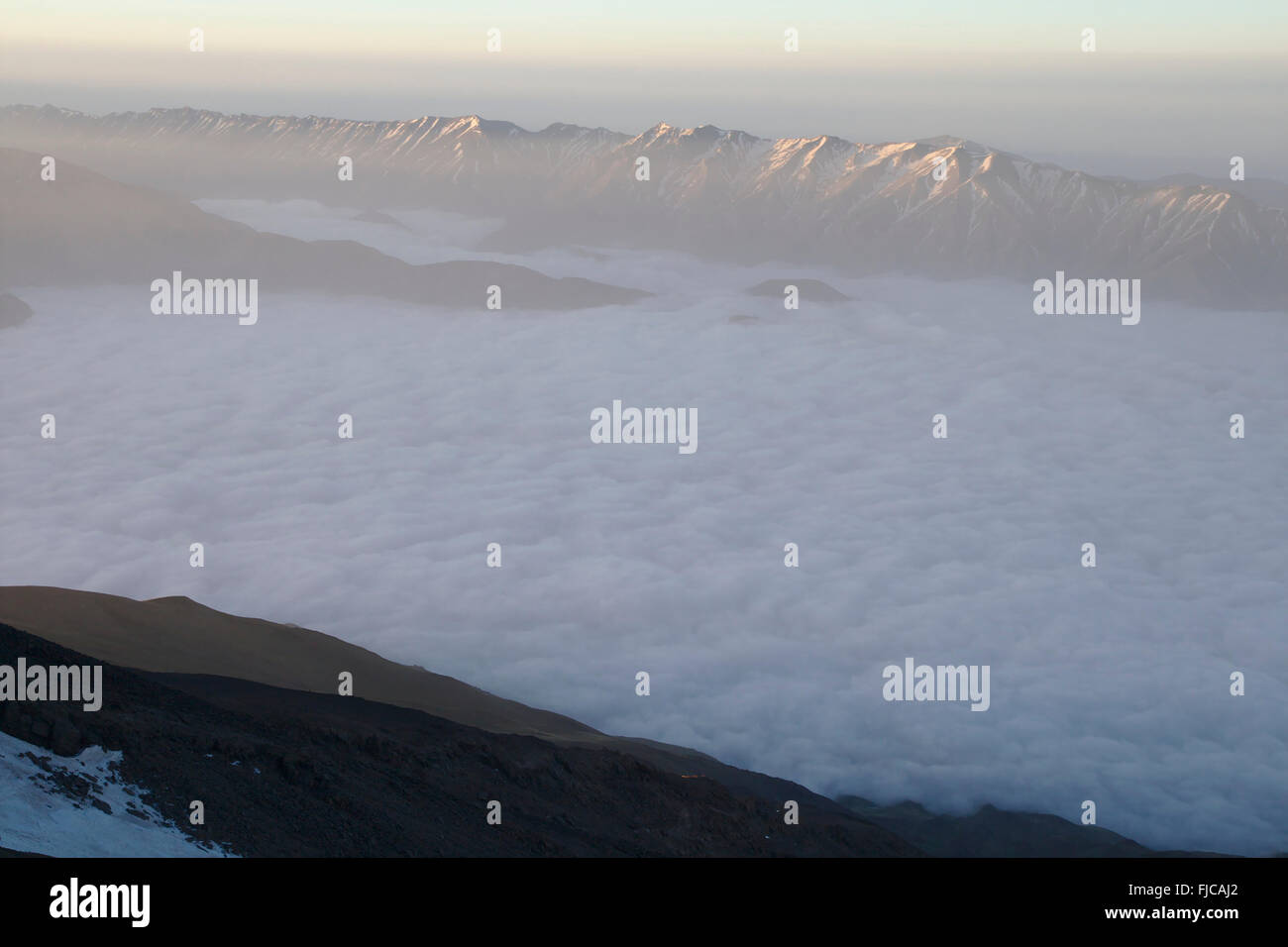 Vista dalla salita al Monte Damavand attraverso le montagne Alborz, la mattina presto, Iran Foto Stock