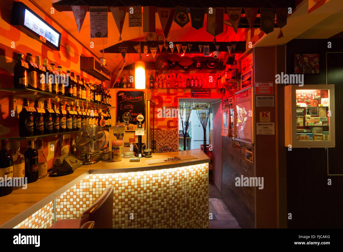 Pub 'Komitet' (ita: " il comitato "). La sua disposizione si associa con ex polacco sistema politico (Repubblica popolare di Polonia) Foto Stock
