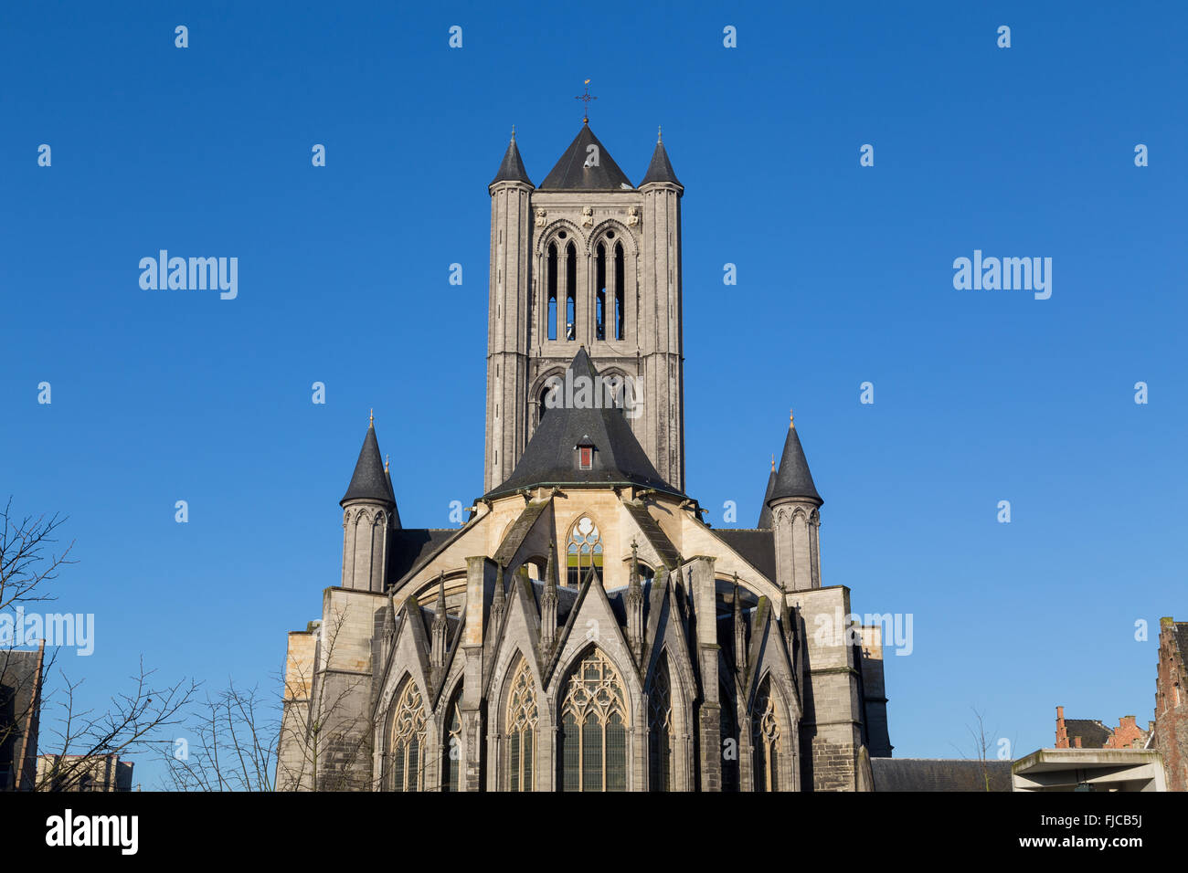 Saint Nicholas' chiesa di Gand Centro su un luminoso giorno chiaro. Vi è spazio per il testo. Foto Stock