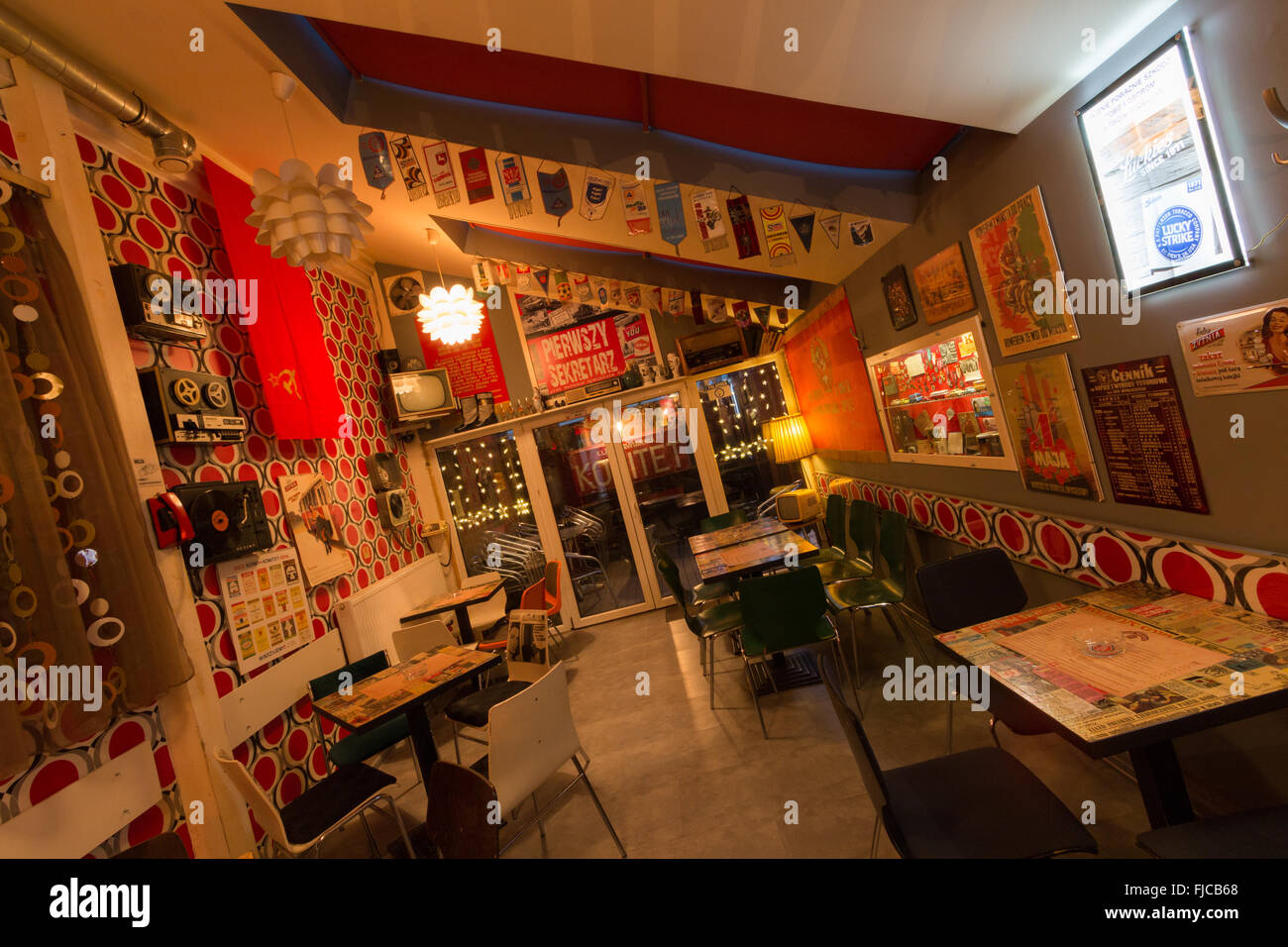 Pub 'Komitet' (ita: " il comitato "). La sua disposizione si associa con ex polacco sistema politico (Repubblica popolare di Polonia) Foto Stock
