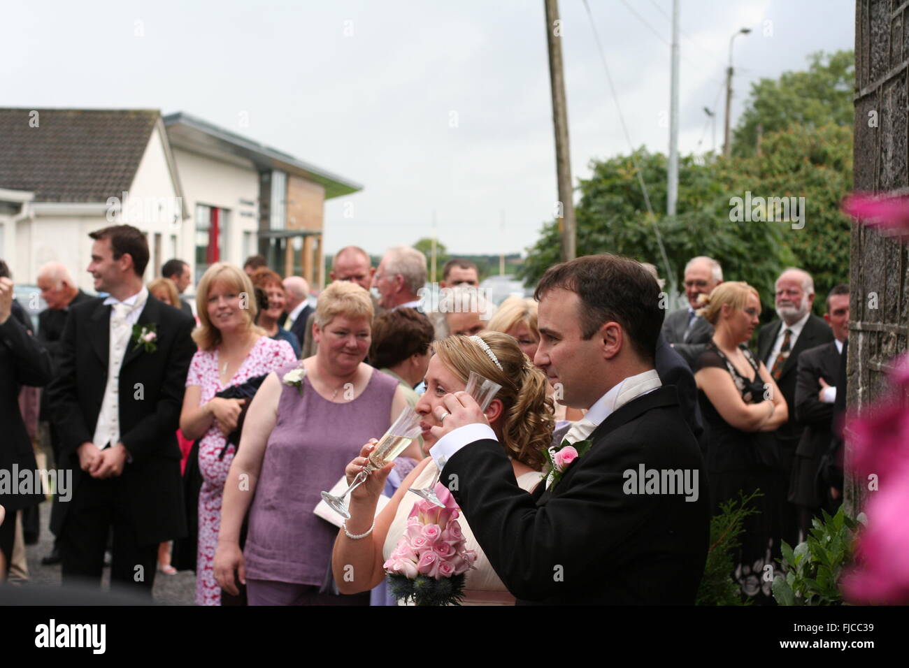 Giorno di nozze sposa e lo sposo di bere champagne dopo la cerimonia Chiesa, in Offaly Irlanda Foto Stock