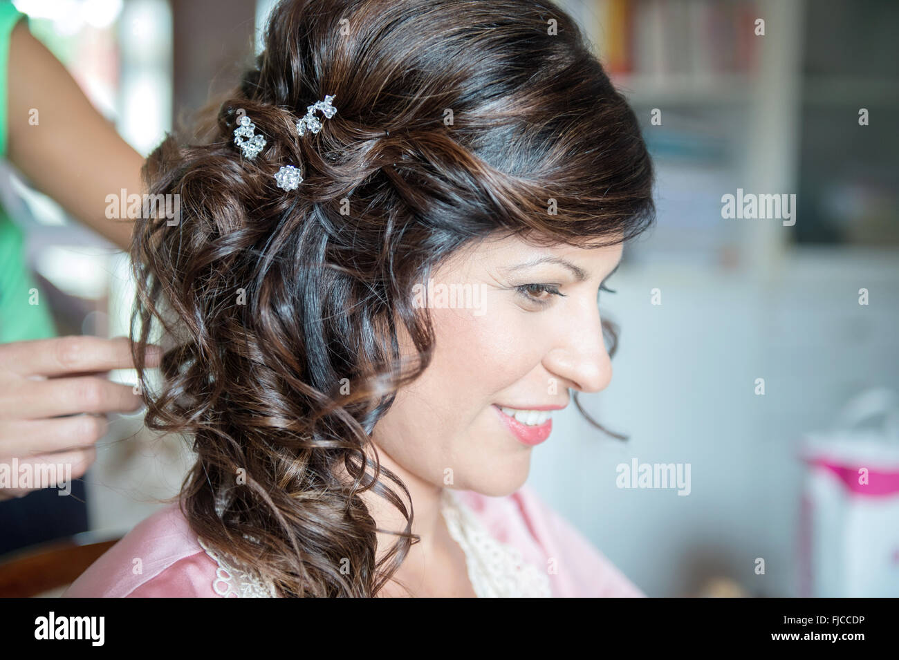 Acconciatura di una ragazza con i capelli fermi Foto Stock