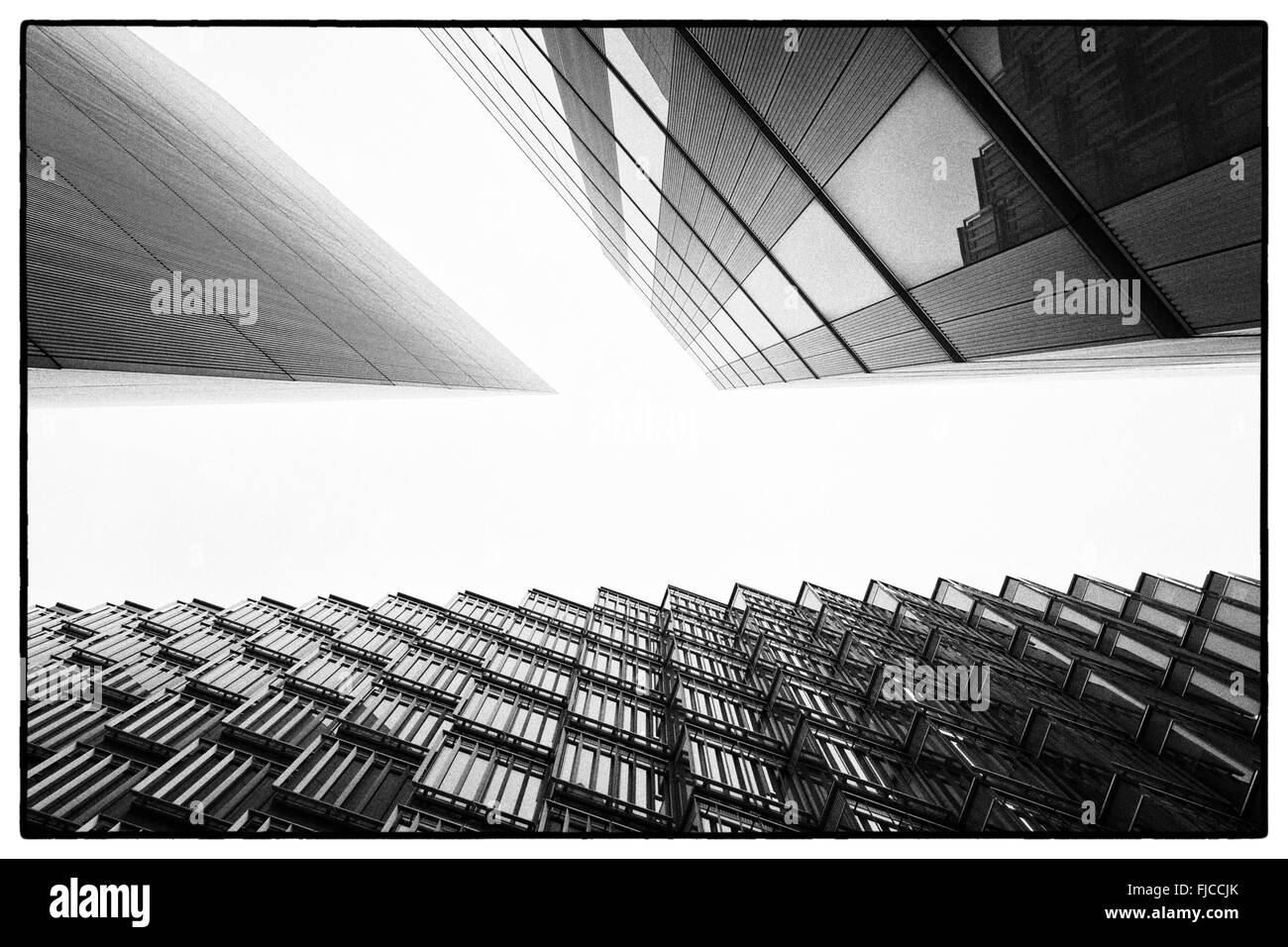 Un astratto foto in bianco e nero cercando di catturare tre diversi edifici su un horizo Foto Stock
