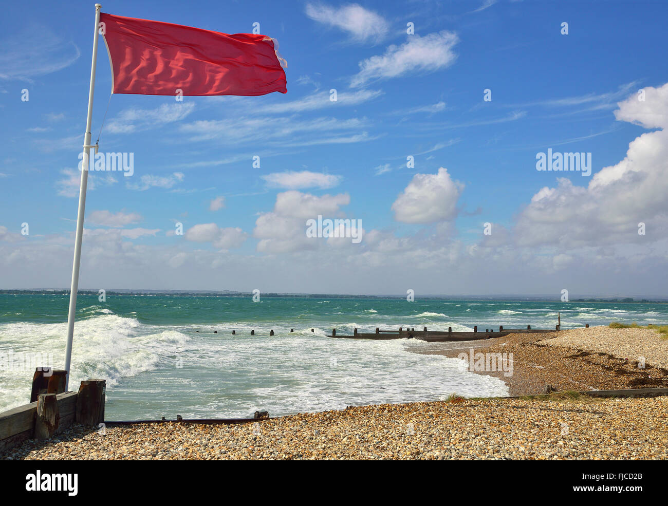 Bandiera rossa che non indica alcuna nuoto su West Wittering Beach, West Wittering,Nr Chichester, West Sussex, in Inghilterra, Regno Unito Foto Stock