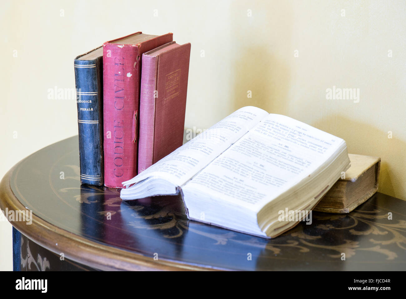 Libri sul tavolo immagini e fotografie stock ad alta risoluzione - Alamy