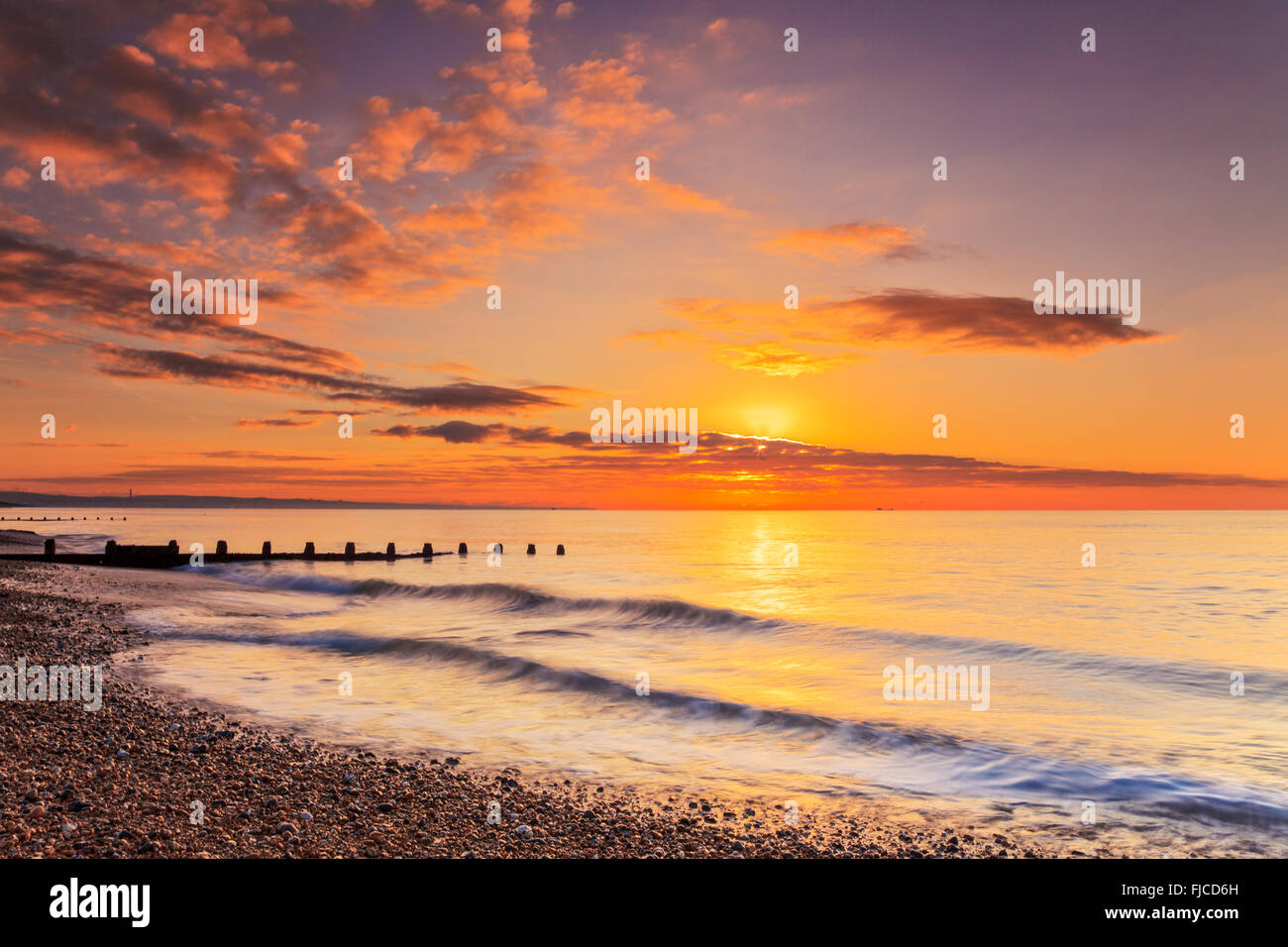 Sunrise costiera, Lancing costa, West Sussex Foto Stock