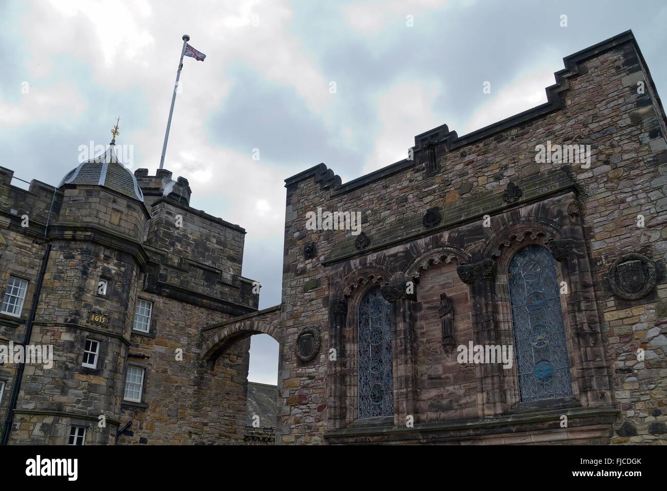 Edimburgo, Scozia - circa nel marzo 2013: una vista dall'esterno del Castello di Edimburgo in un giorno nuvoloso Foto Stock