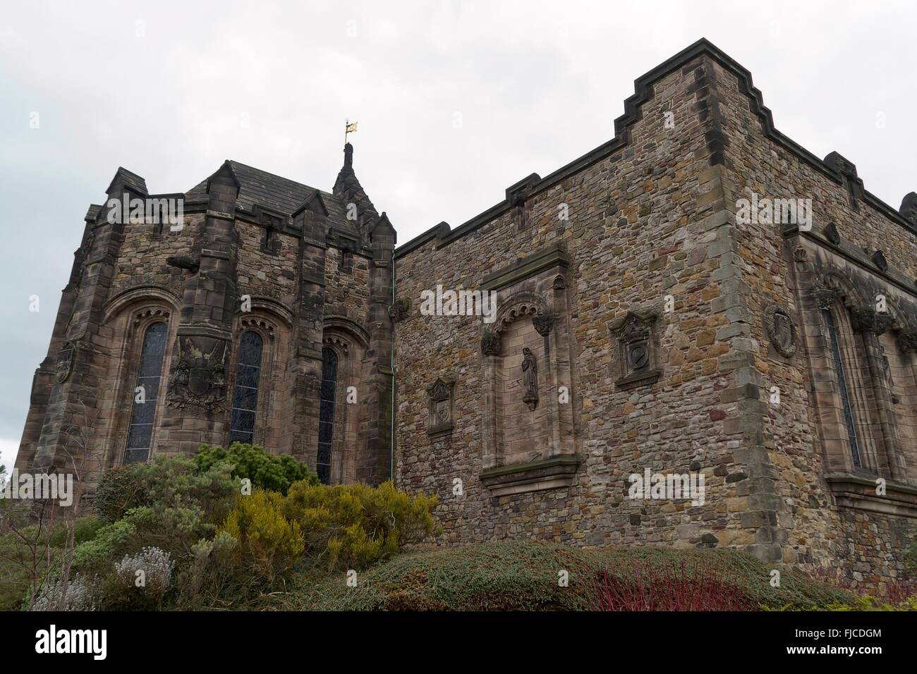 Edimburgo, Scozia - circa nel marzo 2013: una vista dall'esterno del Castello di Edimburgo in un giorno nuvoloso Foto Stock