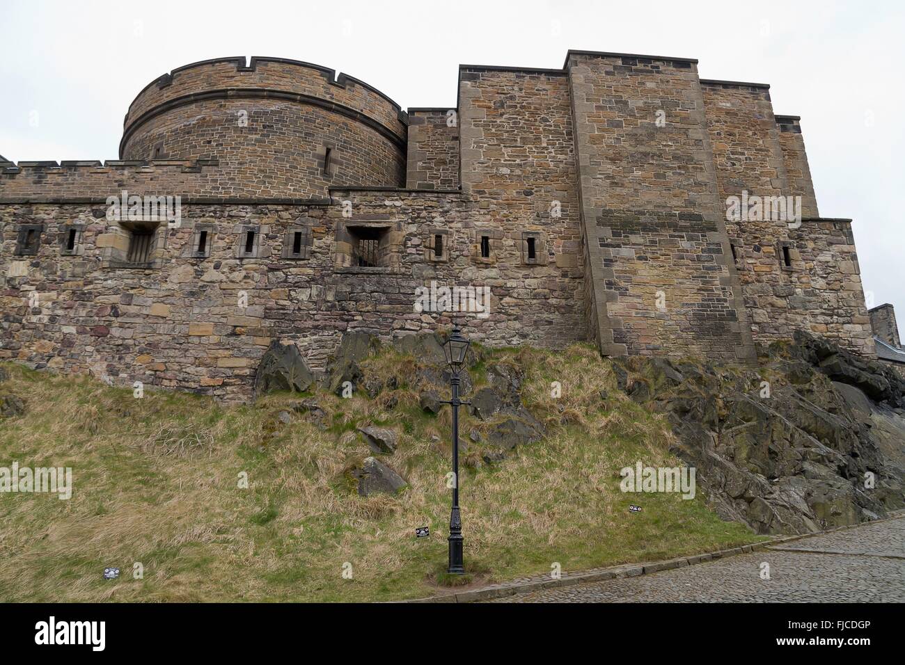 Edimburgo, Scozia - circa nel marzo 2013: una vista dall'esterno del Castello di Edimburgo in un giorno nuvoloso Foto Stock