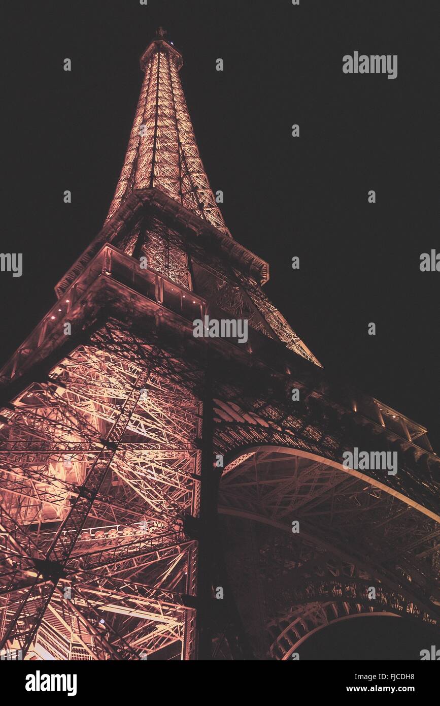 Parigi, Francia - circa nel settembre 2012: una notte fotografia della Tour Eiffel tenendo sotto la struttura guardando in alto, foto h Foto Stock