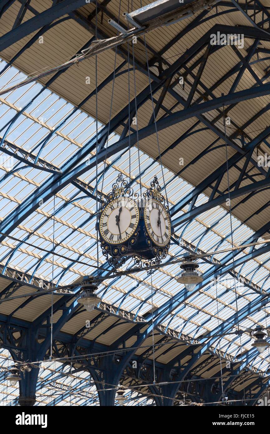 Stazione ferroviaria a Brighton cercando fino al tetto e orologio Foto Stock