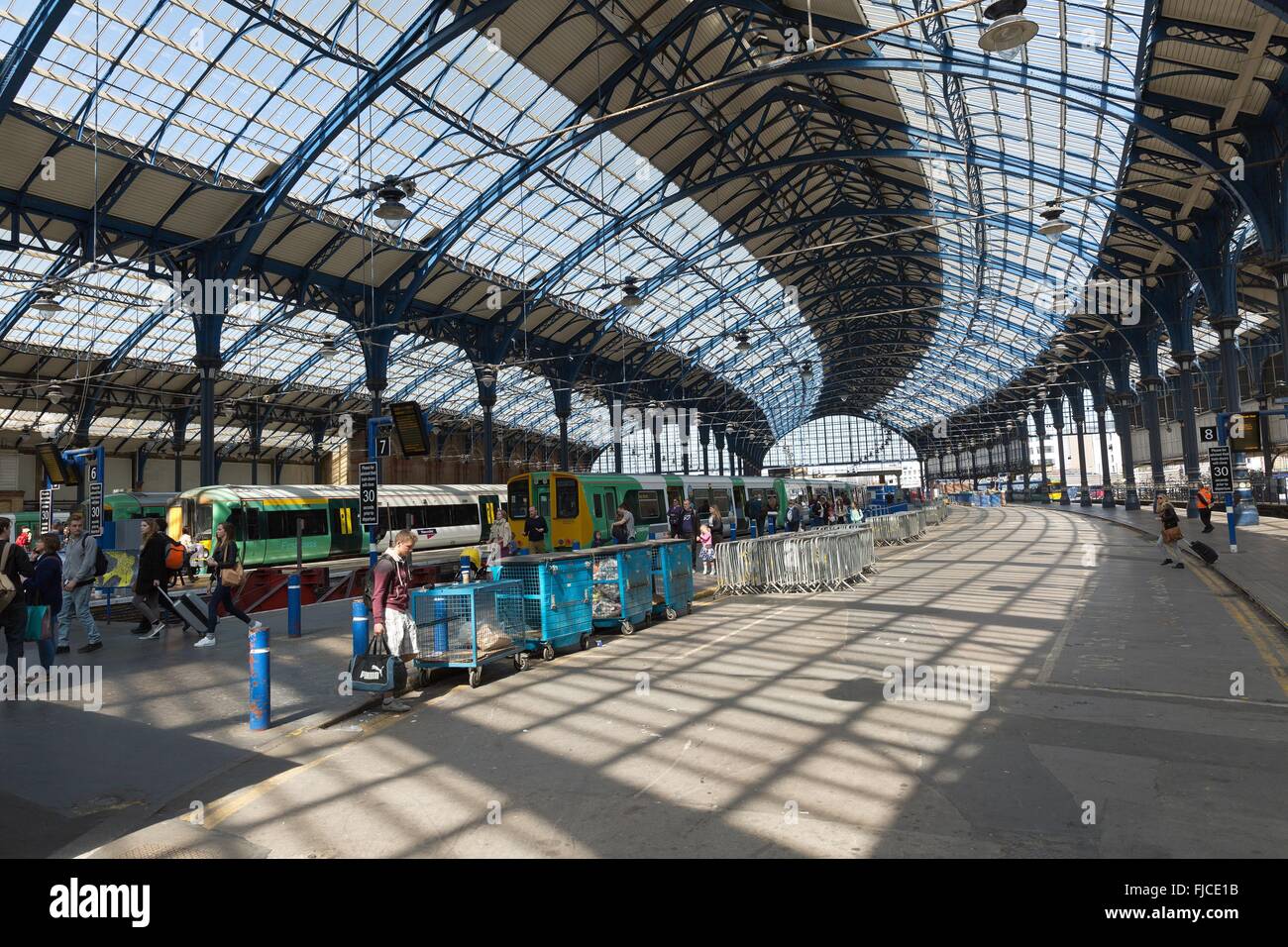 Stazione ferroviaria a Brighton cercando fino al tetto e orologio Foto Stock