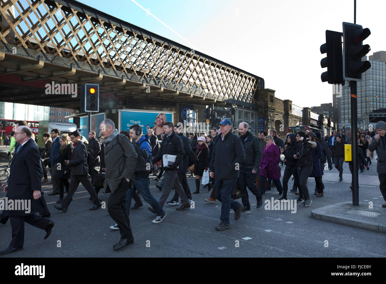 Londra pendolari voce nella città di Londra dopo essere arrivati alla stazione di Waterloo, uno dei principali collegamenti di trasporto pubblico per il capitale Foto Stock