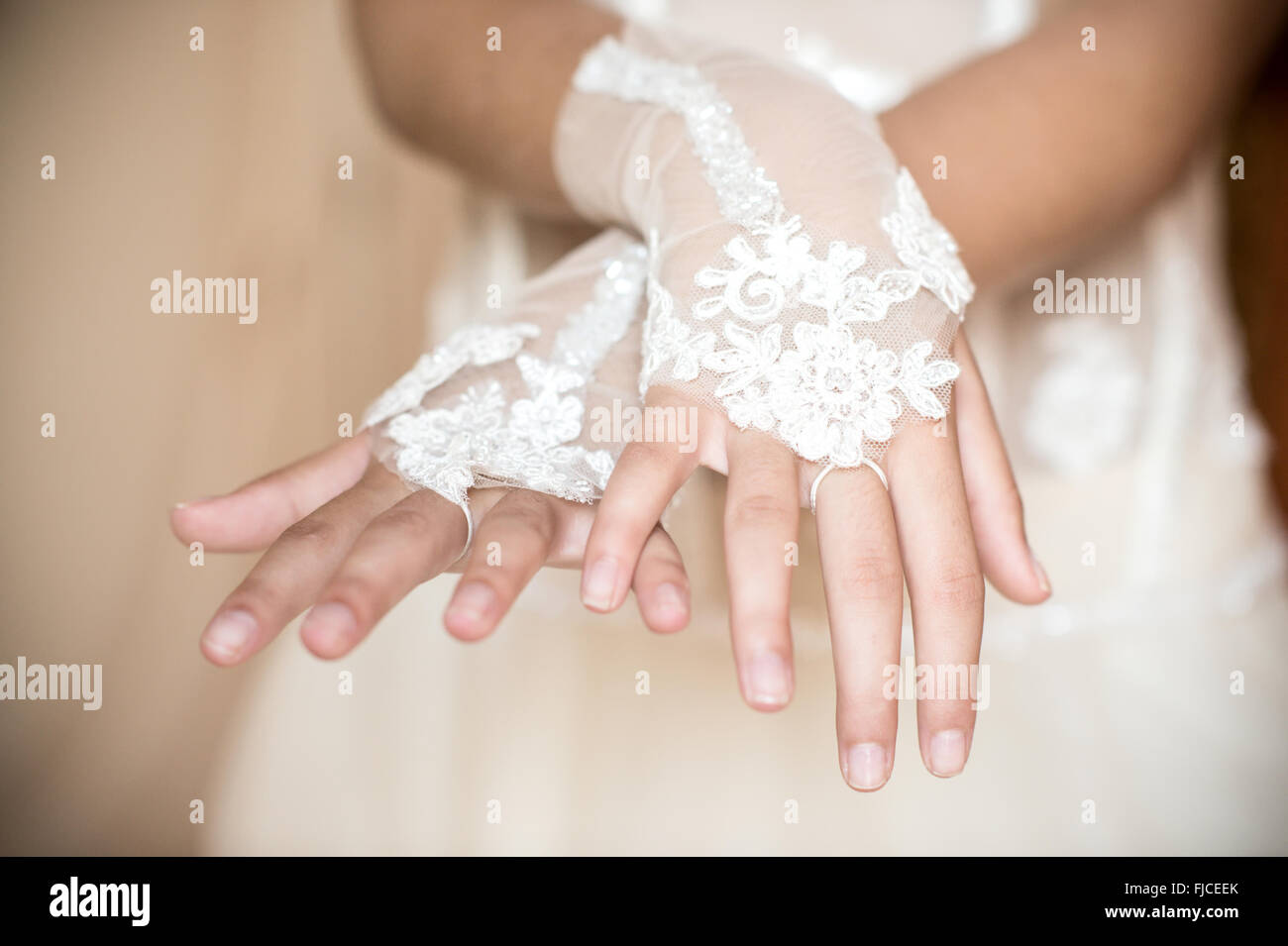 Matrimonio delle mani con i manicotti del bianco in primo piano Foto Stock