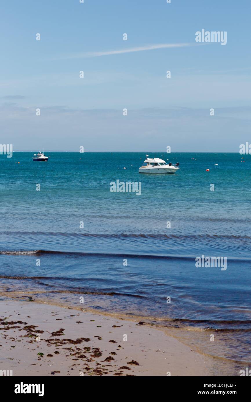 Una foto scattata in una giornata di primavera a Swanage beach guardando verso le barche sul mare Foto Stock
