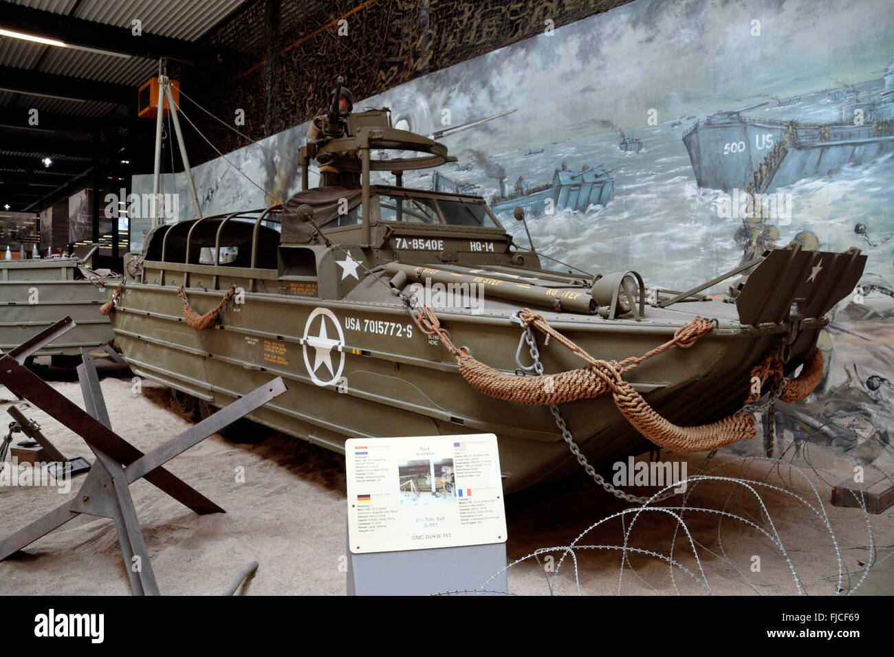 Un Americano GMC DUKW-353 anfibio della seconda guerra mondiale il veicolo in Overloon museo della guerra in Overloon, Paesi Bassi. Foto Stock