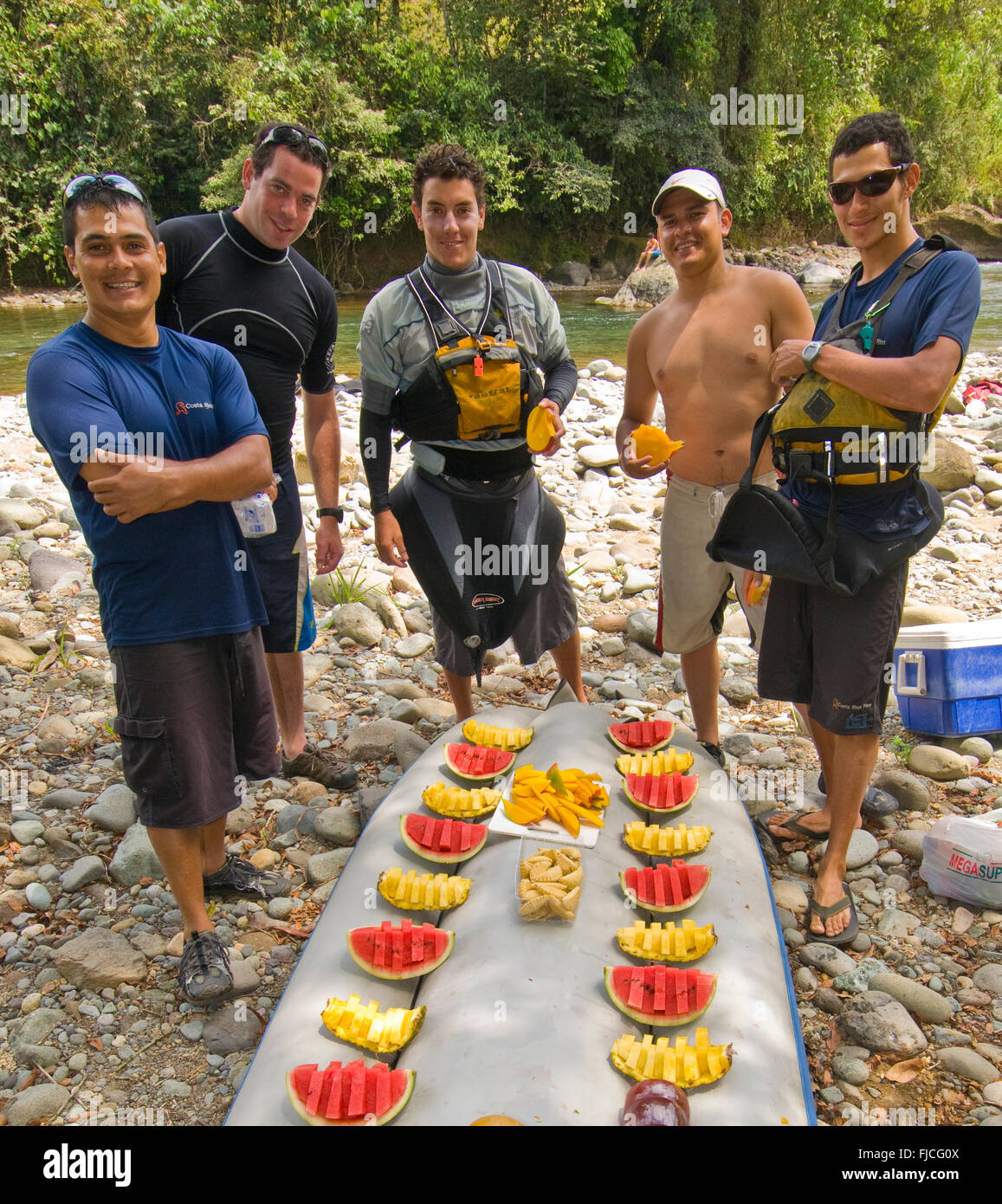 Whtewater guide rafting a preparare il pranzo con deliziosa frutta fresca nella parte inferiore del fiume Pacuare viaggio rafting, Costa Rica Foto Stock