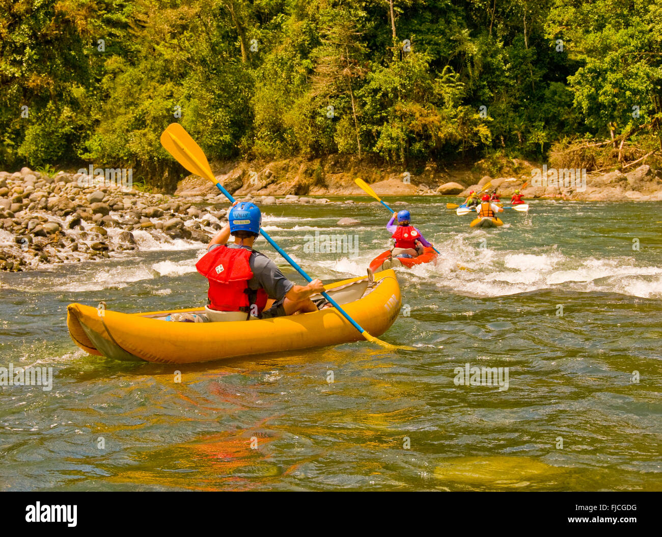 Persone Kayak inferiore del fiume Pacuare, Costa Rica Foto Stock