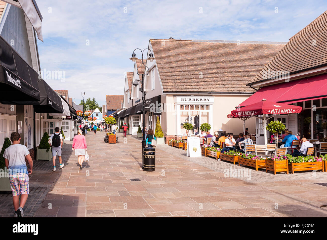 People shopping presso il Villaggio di Bicester a Bicester , Oxfordshire , Inghilterra , Inghilterra , Regno Unito Foto Stock