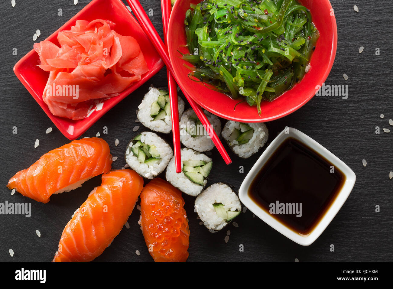 Il sushi e panini e insalata di mare su una tavola di ardesia. Foto Stock