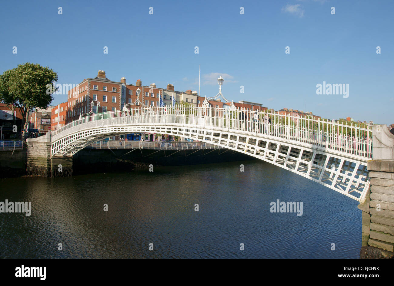 Ha'penny ponte che attraversa il fiume Liffey a Dublino Foto Stock