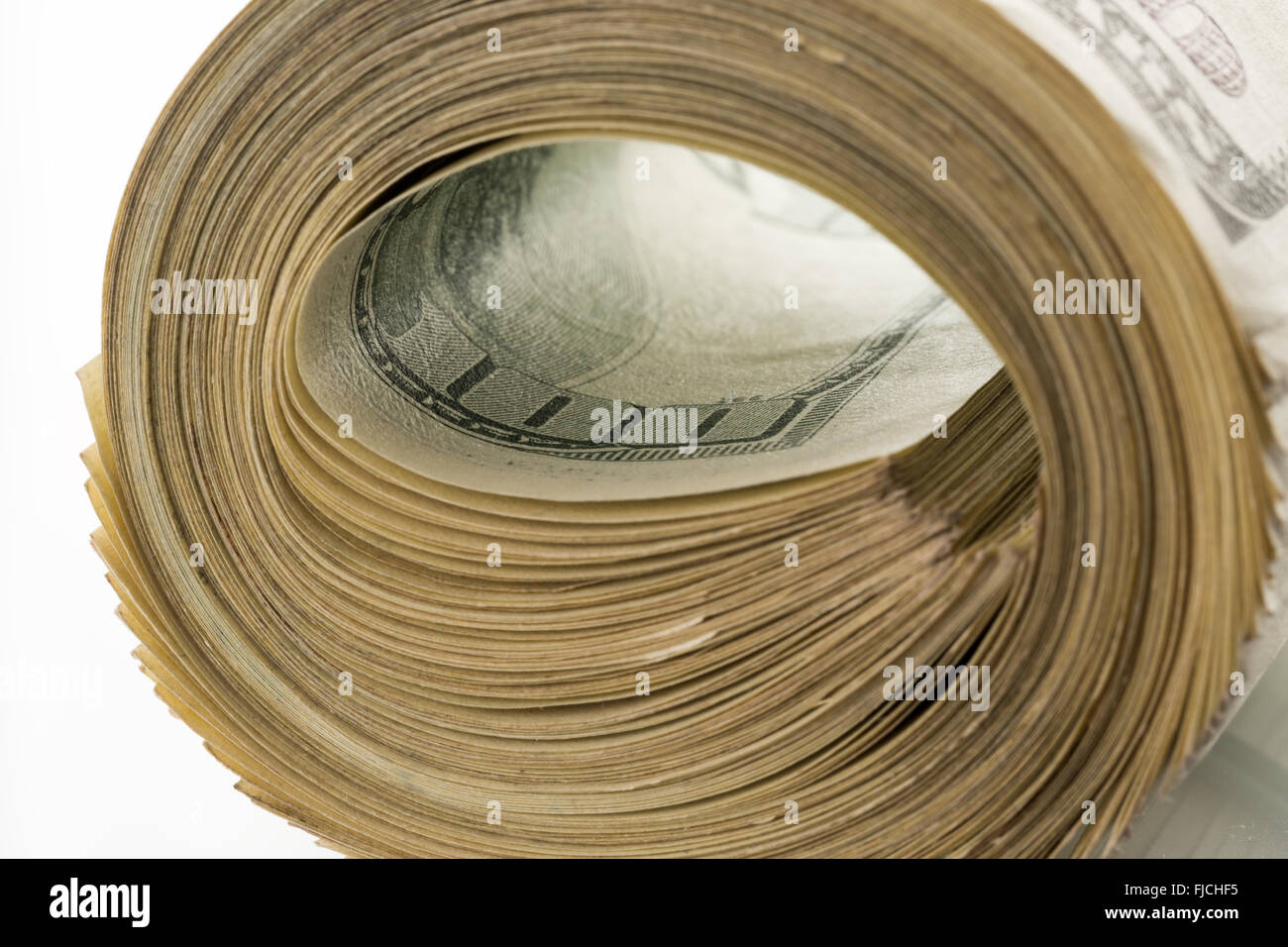 Rotolo di denaro dollari isolato su uno sfondo bianco. Foto Stock