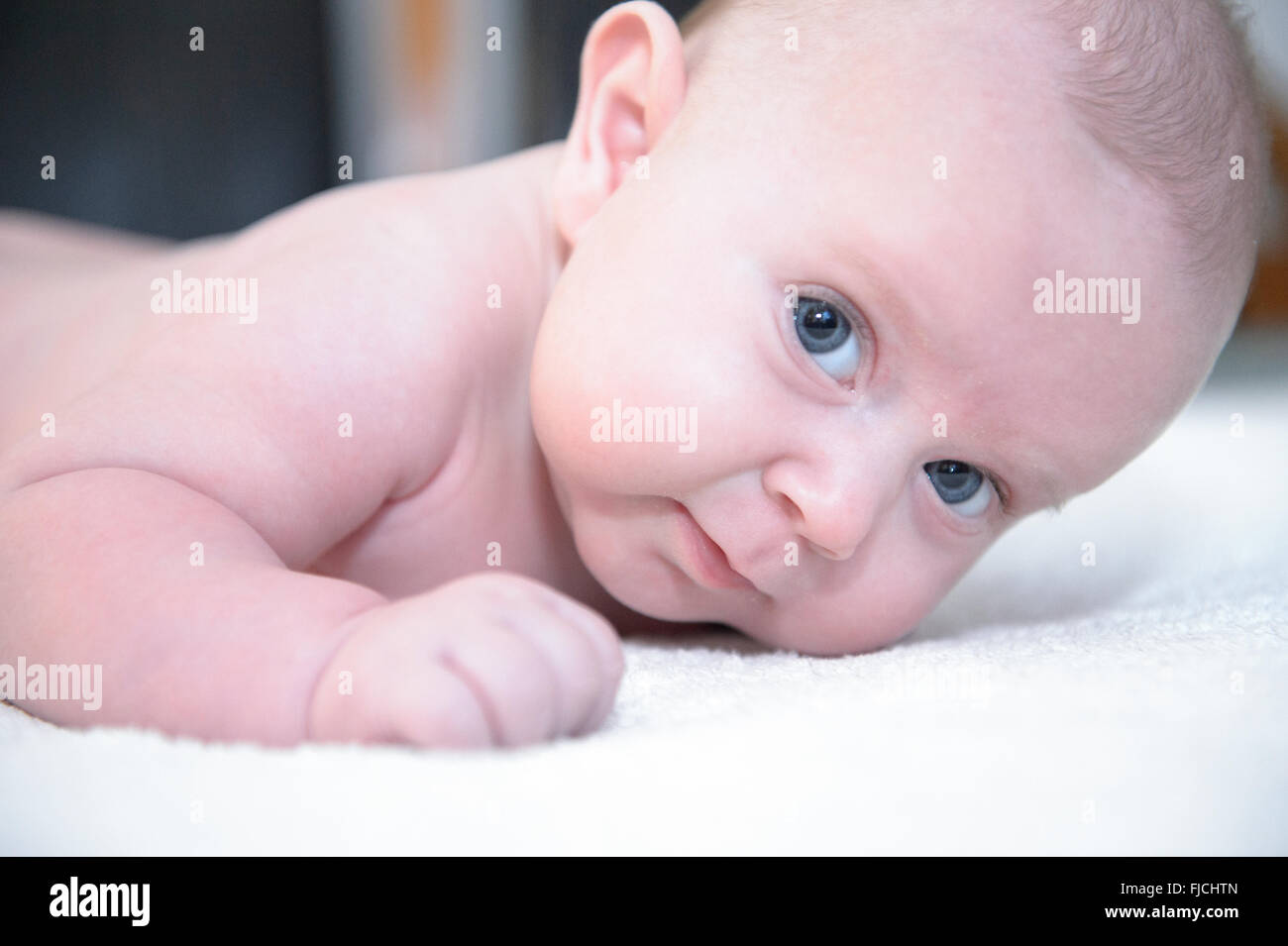 Bambina in posa con occhi luminosi, bambino è neonato e molto poco Foto Stock