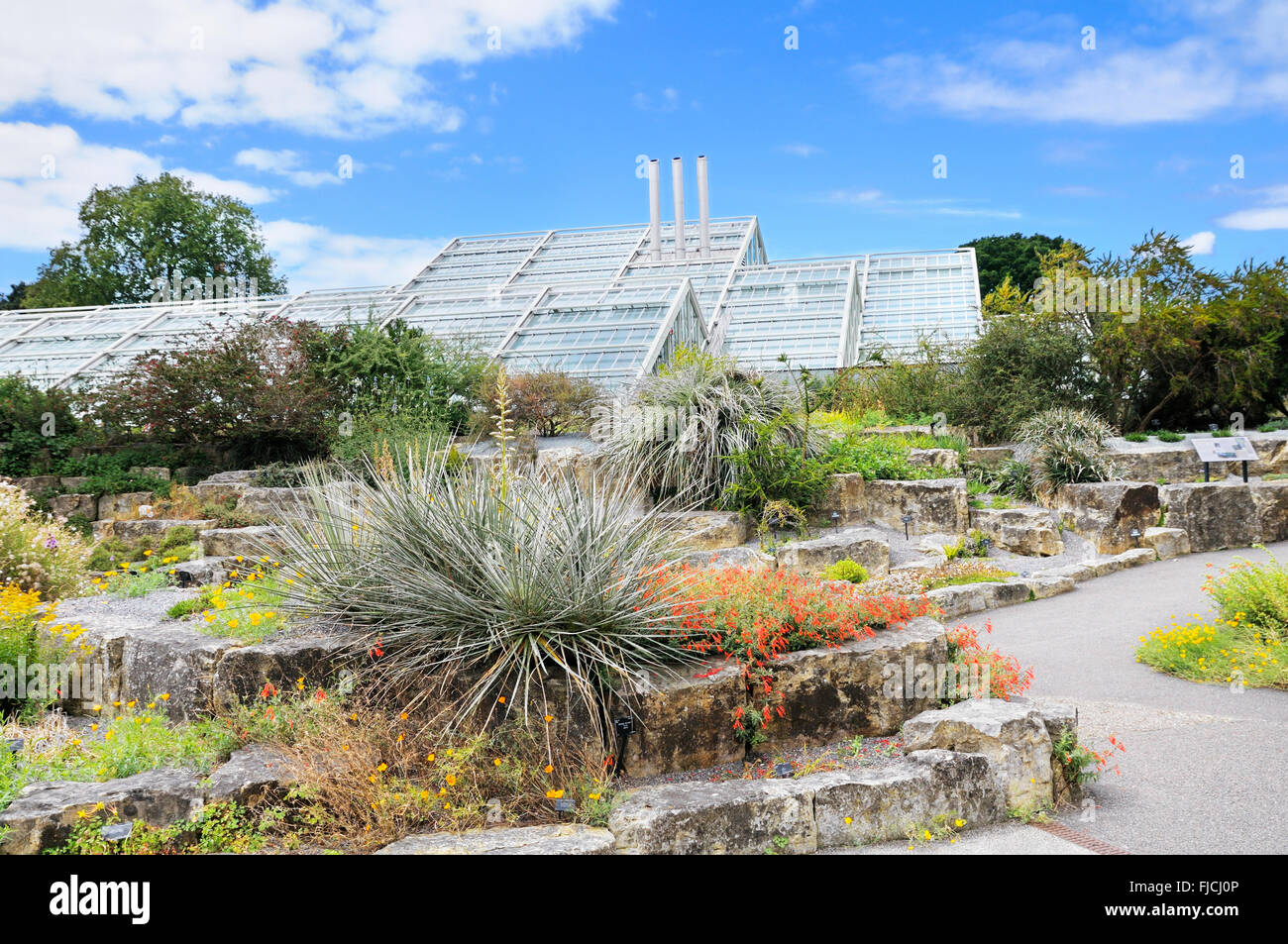 Il giardino di roccia e la Principessa di Galles Conservatorio presso i Giardini di Kew, Richmond, Regno Unito Foto Stock
