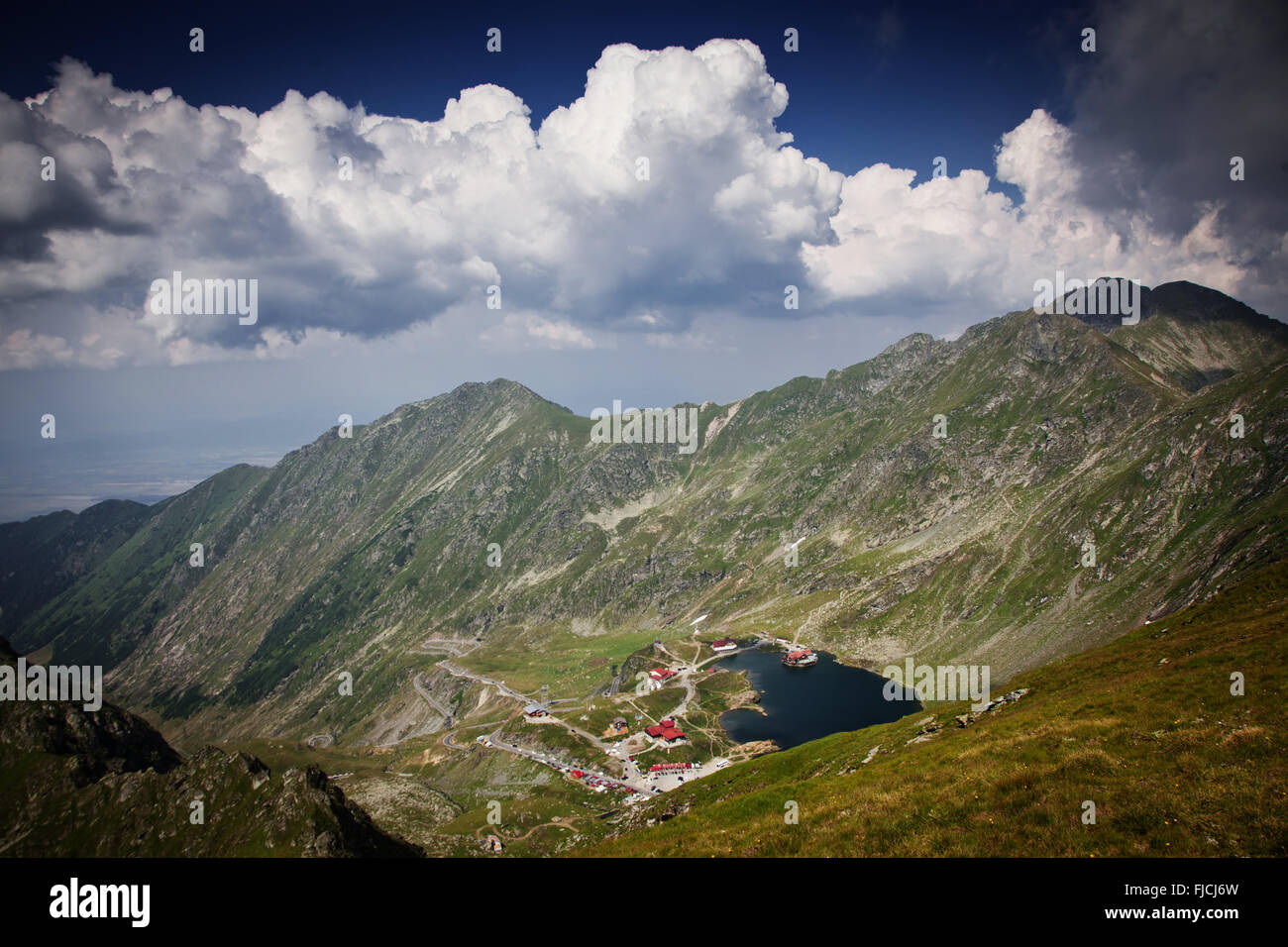 Bella vulcanico lago Balea ad alta altitudine, sulla montagna Fagaras, Romania Foto Stock