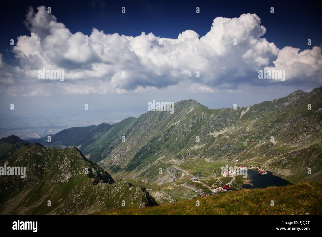 Bella vulcanico lago Balea ad alta altitudine, sulla montagna Fagaras, Romania Foto Stock