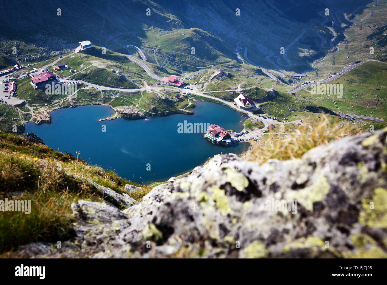 Bella vulcanico lago Balea ad alta altitudine, sulla montagna Fagaras, Romania Foto Stock