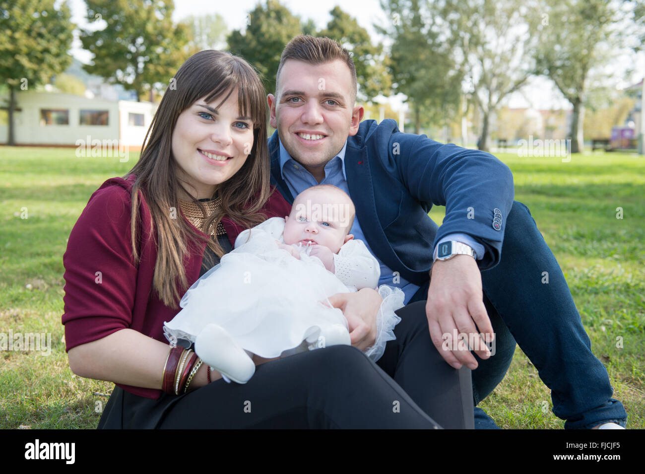 Famiglia giovane con il primo bambino nel parco Foto Stock
