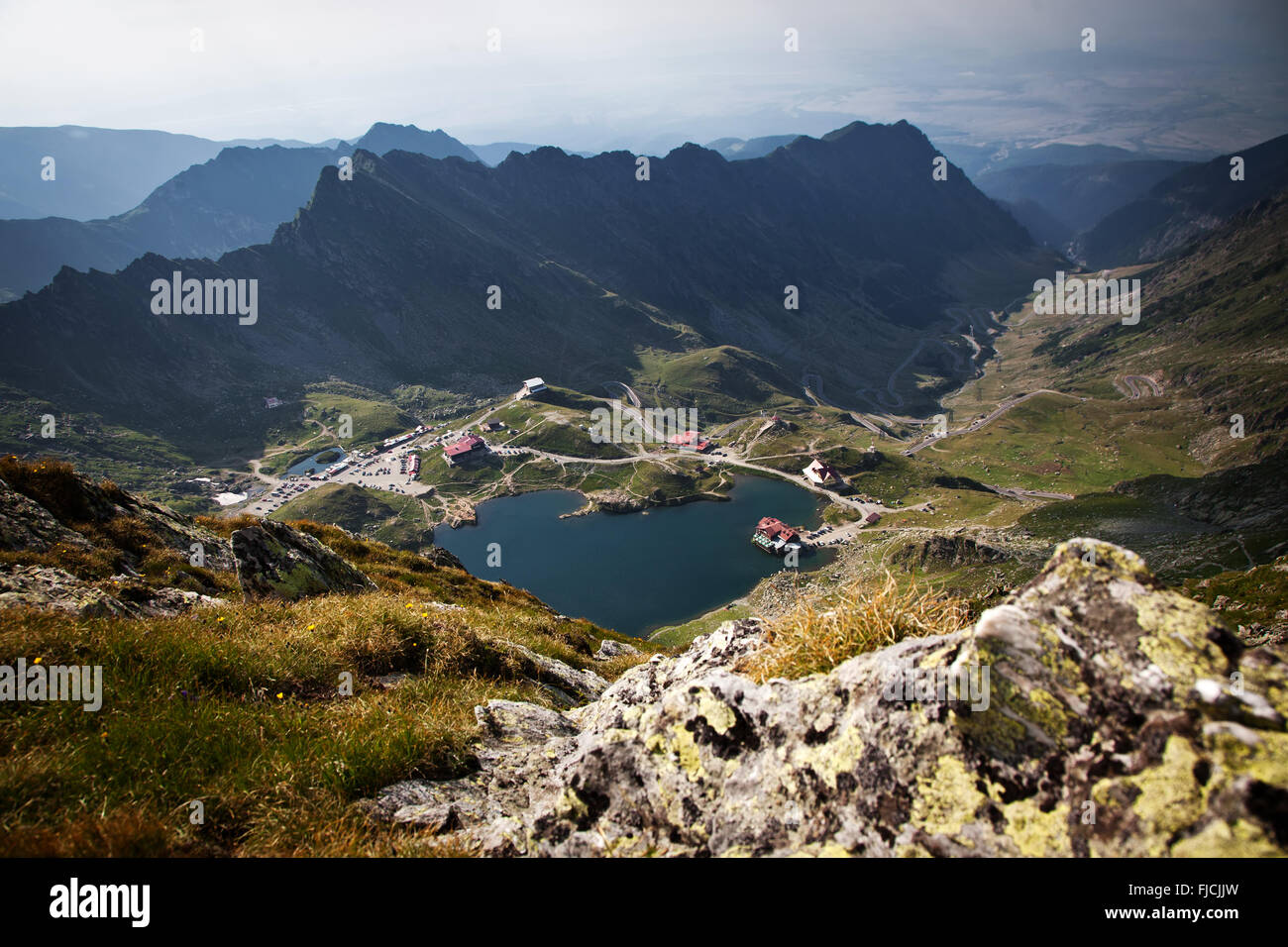 Bella vulcanico lago Balea ad alta altitudine, sulla montagna Fagaras, Romania Foto Stock