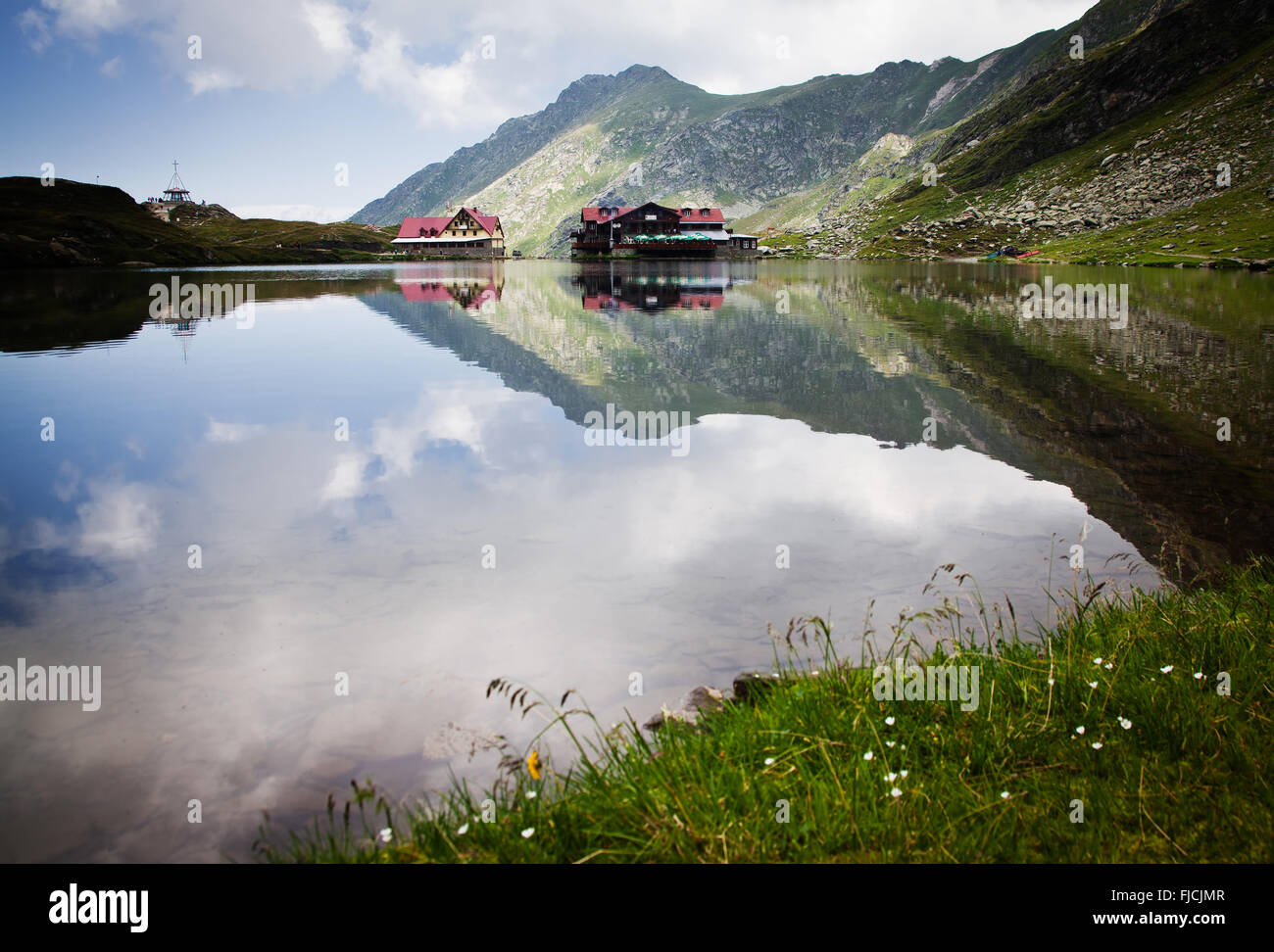 Bella vulcanico lago Balea ad alta altitudine, sulla montagna Fagaras, Romania Foto Stock