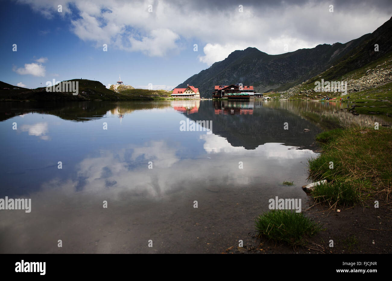 Bella vulcanico lago Balea ad alta altitudine, sulla montagna Fagaras, Romania Foto Stock