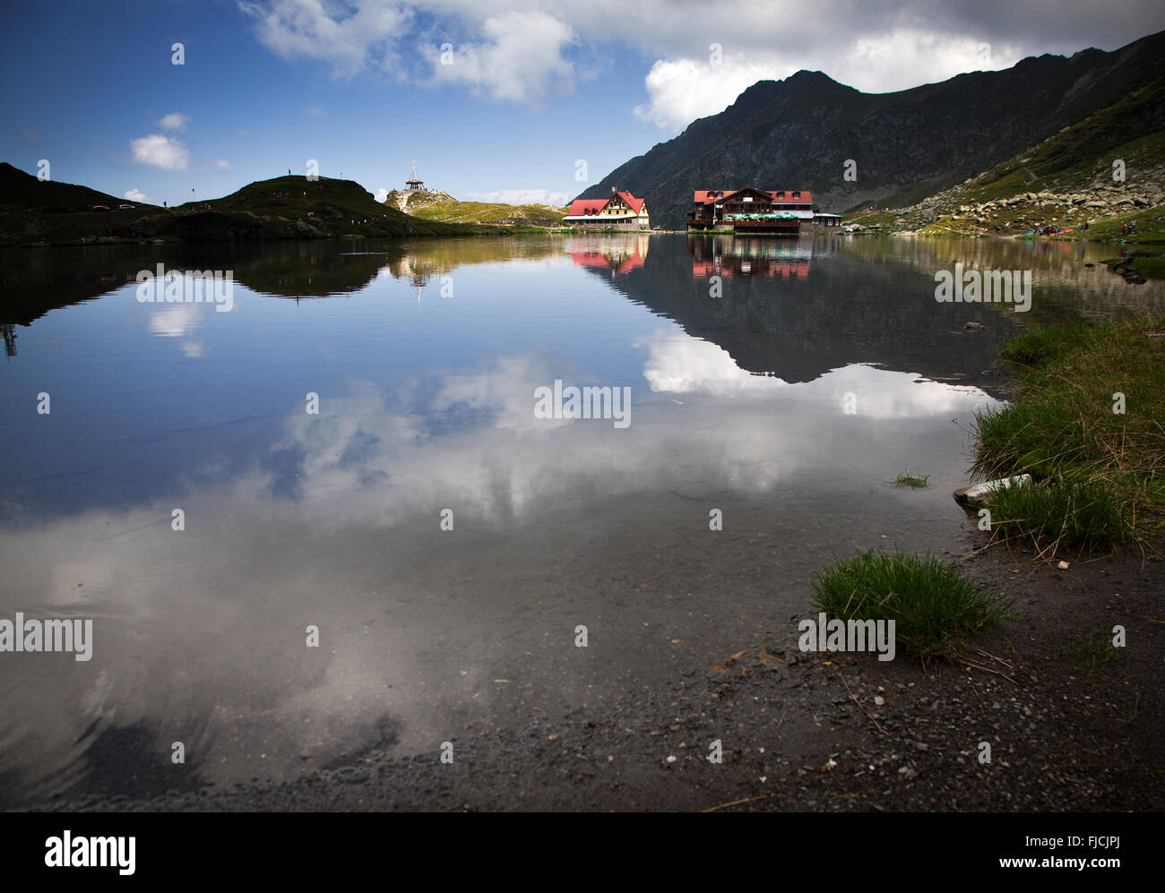 Bella vulcanico lago Balea ad alta altitudine, sulla montagna Fagaras, Romania Foto Stock