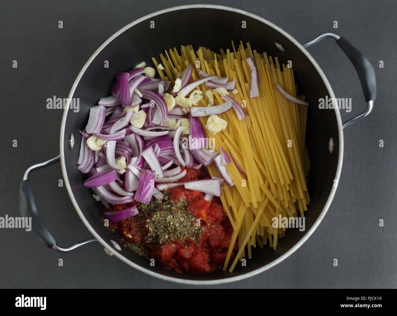 Gli ingredienti per una pentola impianto basato un piatto di pasta in una pentola. Foto Stock