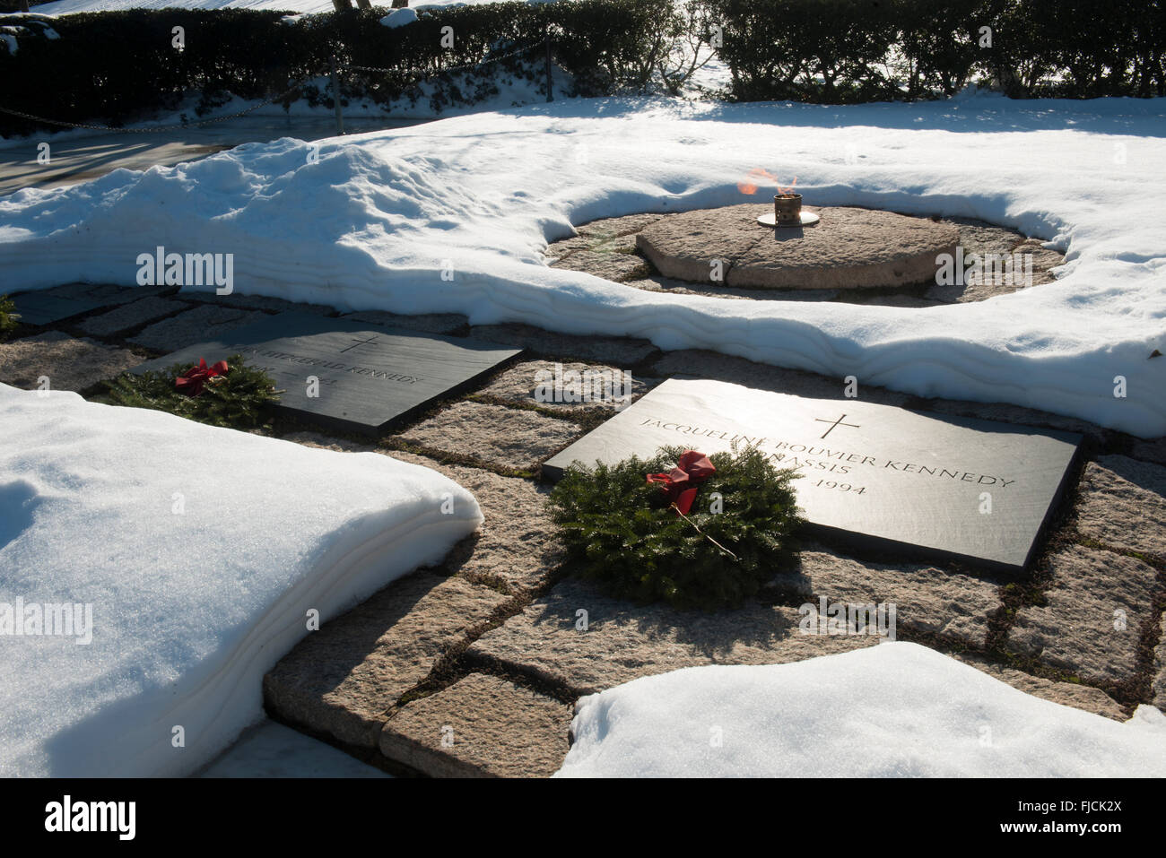 Coperte di neve la tomba del Presidente John F. Kennedy e la First Lady Jacqueline Bouvier Kennedy gravesites e memorial presso il Cimitero Nazionale di Arlington, Gennaio 27, 2016 in Arlington, Virginia. Foto Stock